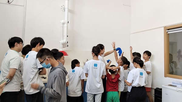 在依斯倍實驗室，小朋友躍躍欲試，在安全防護下親自進行了神奇的實驗！